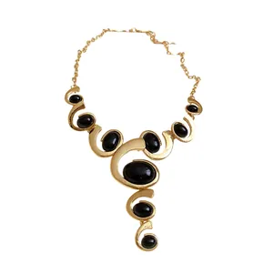 Collier doré de style palais vintage avec pierres noires ovales et spirales