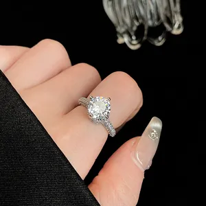 Detailweergave van luxe ronde zirkonia ring gedragen op de vinger met glinsterende pavé band