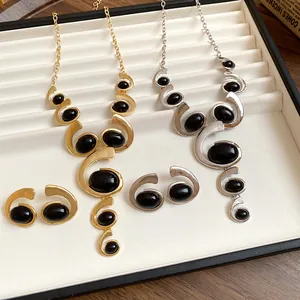 Vue détaillée d'un ensemble de bijoux géométriques vintage avec de pierres noires