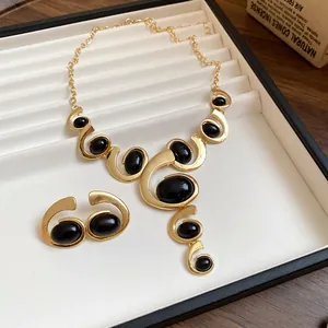 Vue détaillée d'un ensemble collier et boucles d'oreilles vintage avec pierres noires