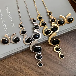 Vue détaillée d'un ensemble de bijoux spirale géométrique vintage avec pierres noires