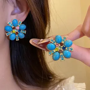 Orecchini a lobo a fiore vintage con pietre turchesi e strass colorati dorati