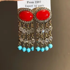 Orecchini vintage con cabochon rosso, nappe di strass e perline turchesi
