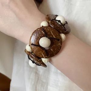 Braccialetto stile etnico vintage con dischi di cocco e perline di legno bianche
