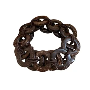 Bracciale artigianale in guscio di cocco naturale con cordino elastico in stile etnico