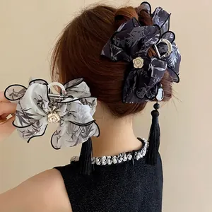 Pinza de pelo elegante estilo chino con detalles de perlas y borlas