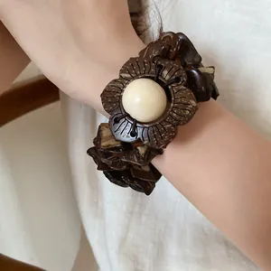 Vista dettagliata di un bracciale etnico con perline di fiori in guscio di cocco
