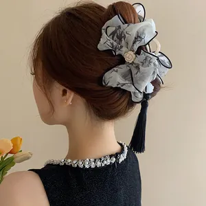 Elegante pinza para el pelo con lazo de estilo chino y detalle de borla negra