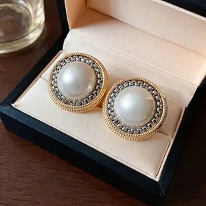 Eleganti orecchini vintage stile francese con perle finte tonde e bordo bicolore oro e argento
