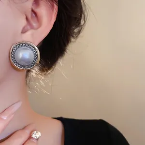 Eleganti orecchini vintage stile francese con perla artificiale rotonda e bordo in metallo