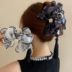 Elegante pinza para el pelo de estilo chino con lazo, borlas negras y detalle de rosa