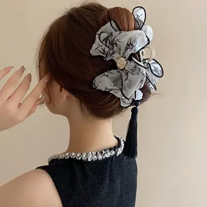 Pinza de pelo estilo New Chinese con lazo de flores y borla negra en un moño elegante