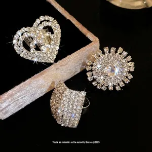 Anelli aperti di lusso placcati in argento con strass a forma di cuore e fiore