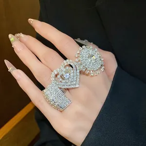 Lussuosi anelli aperti con strass oversize in design a cuore e sole per le donne