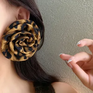 Orecchini a fiore in tessuto leopardato con perno in argento per un look chic