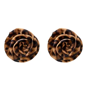 Eleganti orecchini a lobo in tessuto leopardato con perni in argento S925 per donne