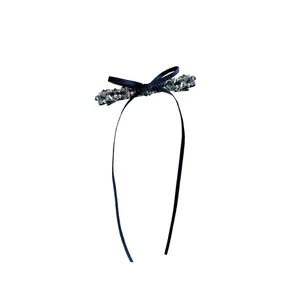 Barrette élégante avec nœud en perles de verre et rubans en soie bleue pour femmes