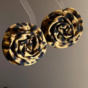 Primo piano che mostra la texture leopardata delle orecchie a forma di fiore
