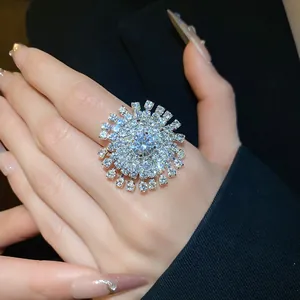 Vista dettagliata di un lussuoso grande anello di strass a forma di sole indossato sulla mano