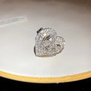 Dettaglio macro di un anello a cuore argento scintillante con pavé di strass