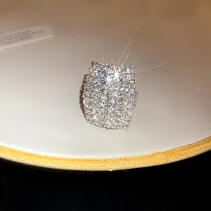 Primo piano di un anello aperto quadrato scintillante con strass trasparenti incastonati