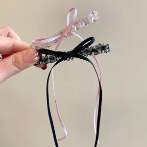 Vue détaillée de barrettes en perles de verre avec nœuds élégants et longs rubans