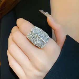 Primo piano di un lussuoso anello quadrato vintage interamente ricoperto di strass