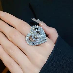 Dettaglio di un anello di lusso a forma di cuore con cristalli scintillanti ed eleganti