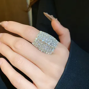 Macro di un lussuoso anello aperto quadrato con strass incastonati per l'indice