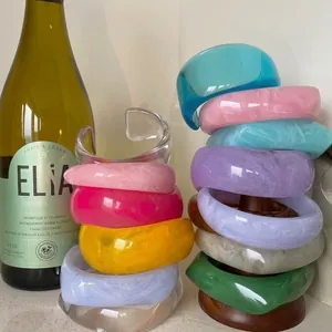 Stapelbare kleurrijke macaron acryl armbanden met elegante gemarmerde hars textuur voor dames