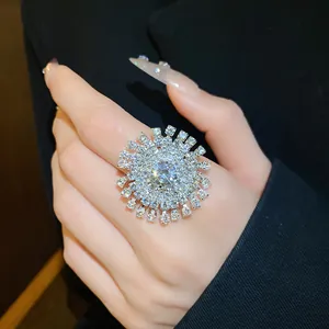Dettaglio ravvicinato di un anello scintillante a forma di sole con strass e gemma