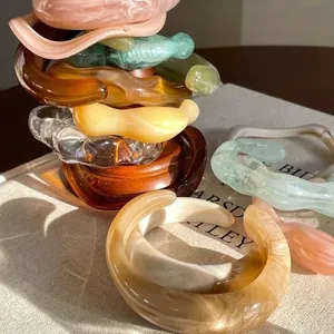 Stijlvolle stapel van macaron gemarmerde acryl armbanden met een premium esthetiek