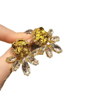 Pendientes de rosa dorada vintage con cristales de strass brillantes corte marquise.