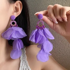 Orecchini lunghi con nappe a petali viola per un elegante stile da spiaggia