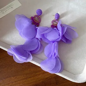 Eleganti orecchini a nappa con petali viola per lo stile vacanza al mare
