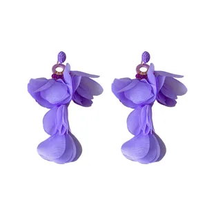 Eleganti orecchini con nappe di fiori di stoffa viola per lo stile da spiaggia
