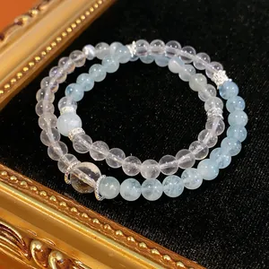 Vista dettagliata di due eleganti bracciali di perline con pietre naturali blu chiaro