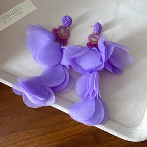Eleganti orecchini a nappa con petali in tessuto viola con dettagli di perline romantici.