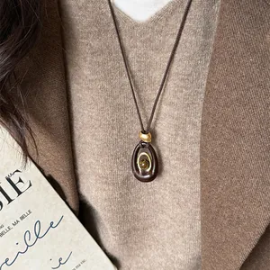 Collar vintage con colgante ovalado de ojo de tigre y cordón marrón con estilo Maillard