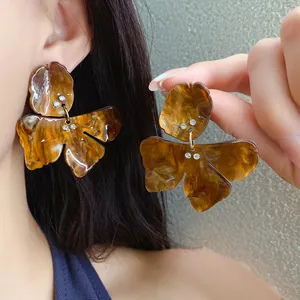 Vintage brown marbled resin flower stud earrings featuring sparkling rhinestones detail