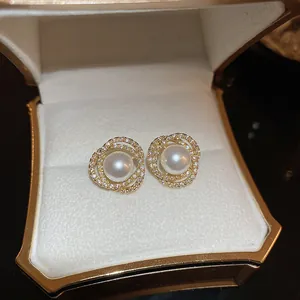 Boucles d'oreilles perles rétro français avec strass scintillants en une finition dorée