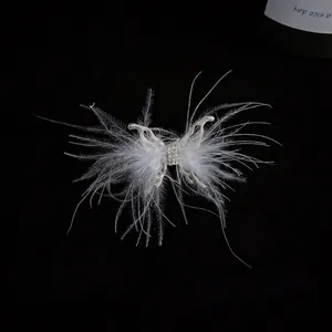 Elegante anillo abierto de mariposa con plumas blancas y metal plateado con pedrería