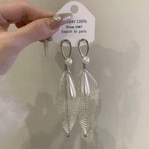Elegantes pendientes de malla plateada con perlas blancas y detalles de gota de agua