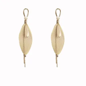 Elegantes pendientes de perlas y malla dorada con diseño de hoja y borla
