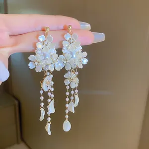 Pendientes Largos Elegantes De Flores Blancas Con Borlas Y Poste De Plata Aleación Perlas Artificiales De Imitación Strass Para Mujer
