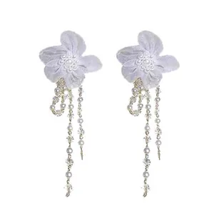 Elegantes pendientes de flores de tela blanca con perlas y borlas de cristal para mujer