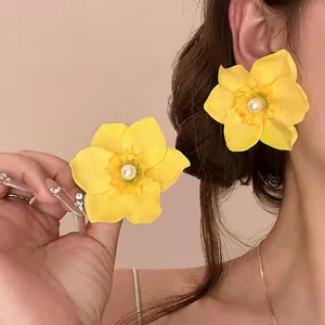 Pendientes de Botón de Flor de Orquídea Amarilla Dulce para Mujer Estilo Vacacional Pendientes Florales de Tela Grandes con Poste de Plata Perla Artificial Joyería de Moda