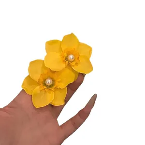 Pendientes de flores de orquídeas amarillas con perlas y agujas de plata para viajes