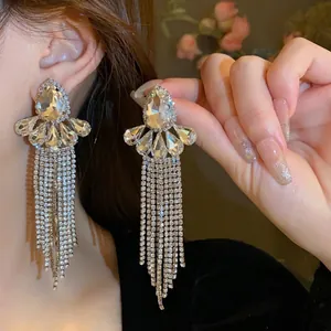 Eleganti orecchini con ago d'argento e nappine di strass brillanti per donna moda