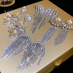 Orecchini pendenti eleganti con frange di strass argentati e cristalli a forma di fiore